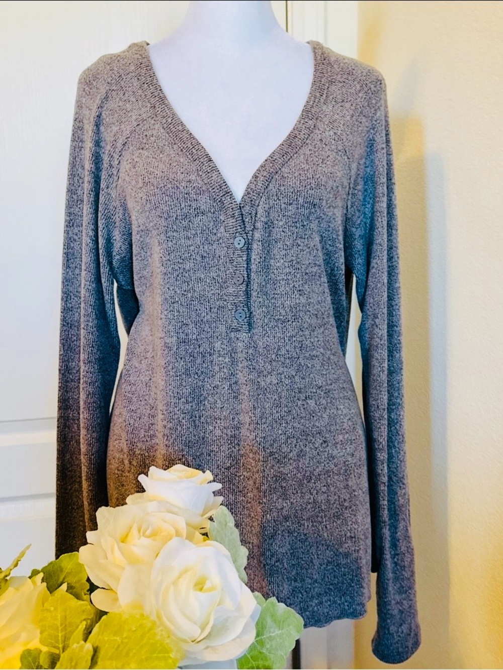 Women’s Grey V-Neck Long Sleeve Henley Top Size: XL